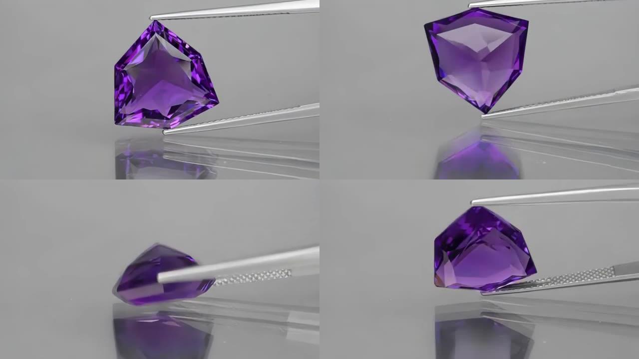 背景上镊子中的天然六角形切割紫水晶