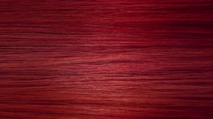 波浪穿过染红的头发