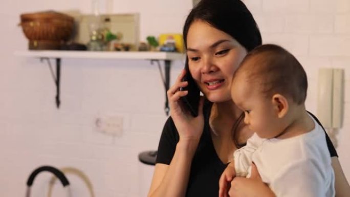 亚洲职业女性在打电话的时候都是带着孩子待在家里