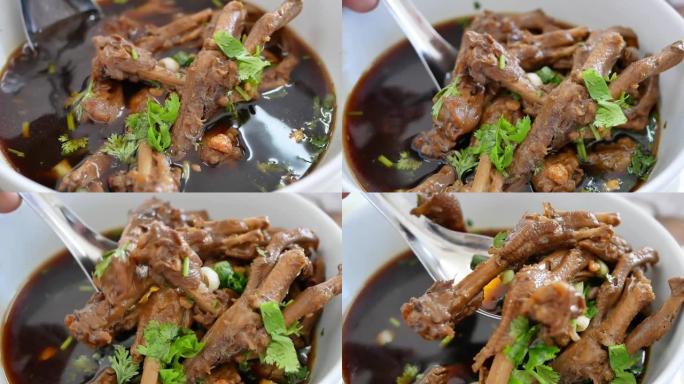 鸡爪在碗里热辣汤。泰国当地美食