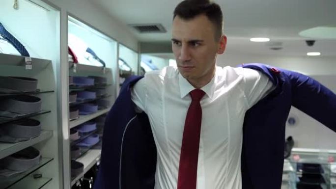 男人在商店里尝试西装