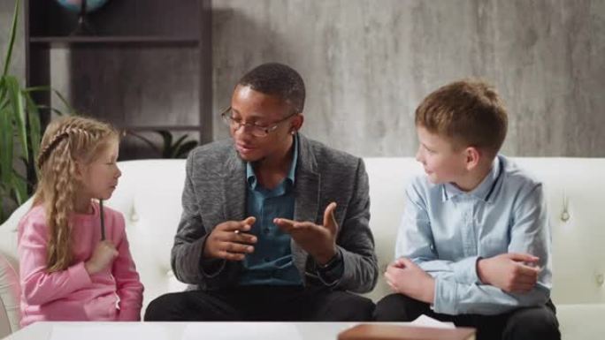 非裔美国男子导师向聪明的孩子解释话题