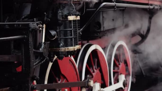 旧车轮和蒸汽机的零件特写。苏联机车看台