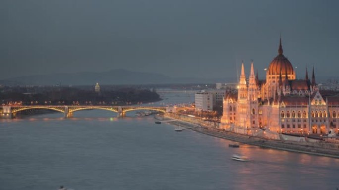 点亮布达佩斯匈牙利议会大楼的灯光