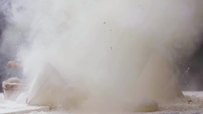 面粉爆炸。亚美尼亚面包-拉瓦什。面团。擀面杖。灰尘