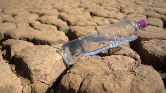 在干旱环境灾害概念下，用干净的淡水在沙漠中的沙子中装瓶。全球变暖。