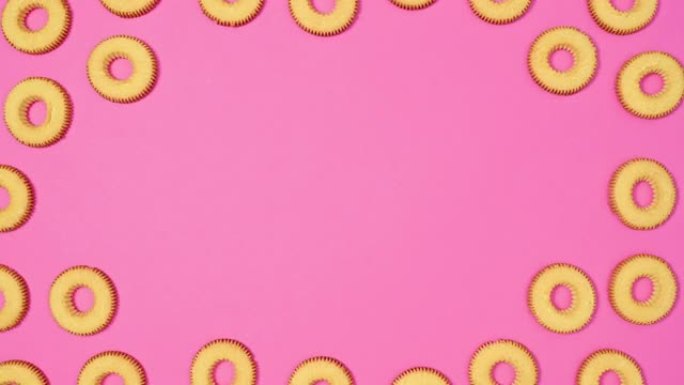 圆形饼干饼干为充满活力的粉红色主题的文本制作了有趣的框架。停止运动平铺