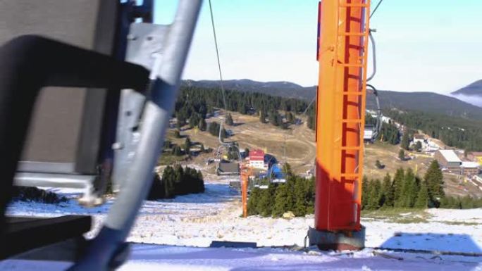 冬季缆车在滑雪缆车山上左右滑动