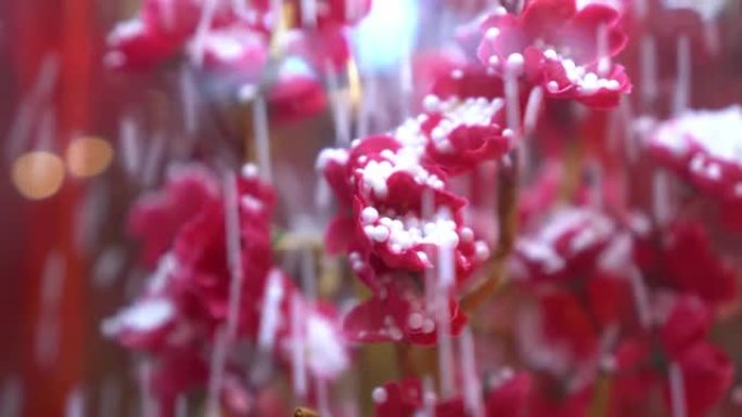 假红花上的人造雪落下