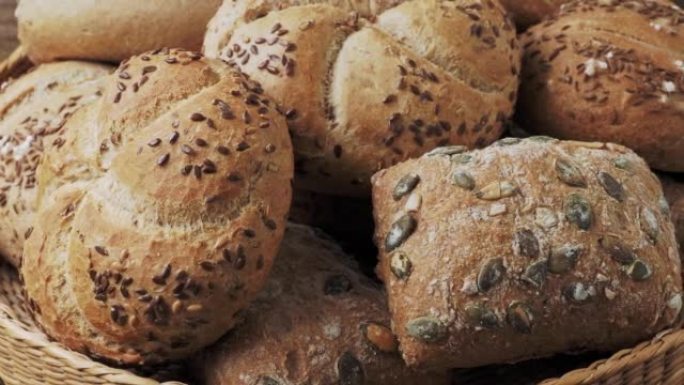 柳条篮，配有精选面包和糕点。烘焙产品的分类