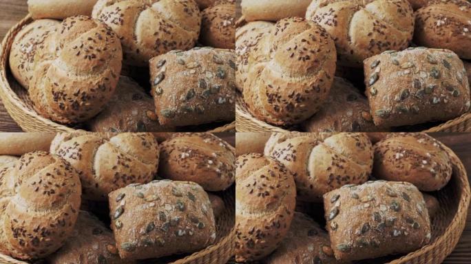 柳条篮，配有精选面包和糕点。烘焙产品的分类