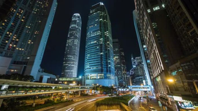 中国香港金融区现代办公楼和夜间交通的延时视图
