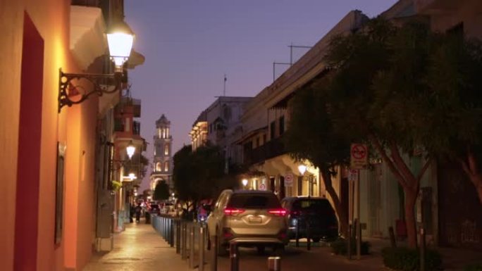 殖民地的夜晚。阿尔佐比斯波美利奴街上美丽的夜景照明。