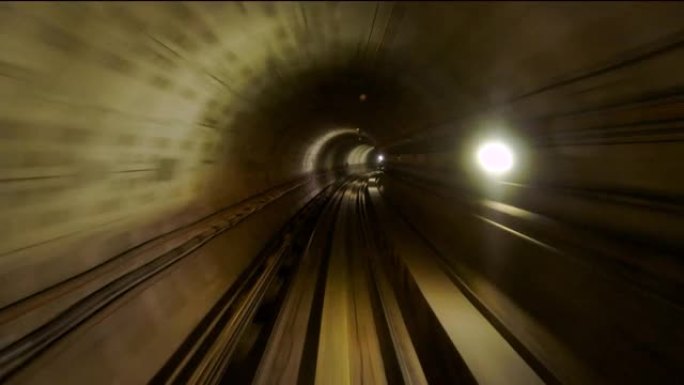 从行驶中的火车后窗看到的地铁隧道视图。快速地下列车从现代地铁站出发