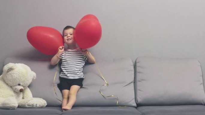男婴儿童条纹t恤跳跃灰色沙发玩红色心形气球