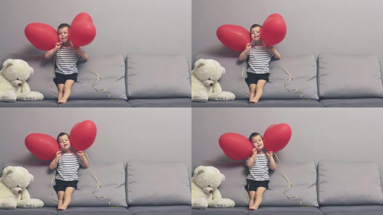 男婴儿童条纹t恤跳跃灰色沙发玩红色心形气球