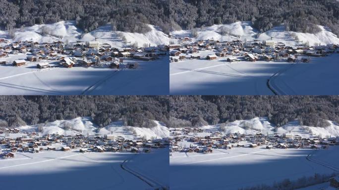 山里一个冰雪覆盖的村庄的鸟瞰图