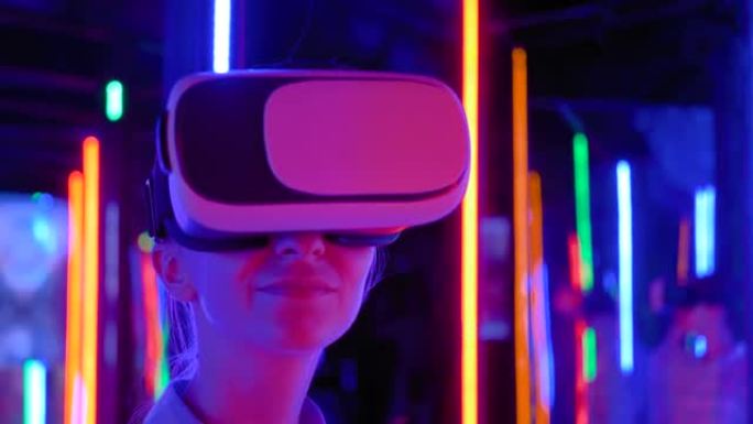VR概念-在科幻展览中使用虚拟现实耳机的女性