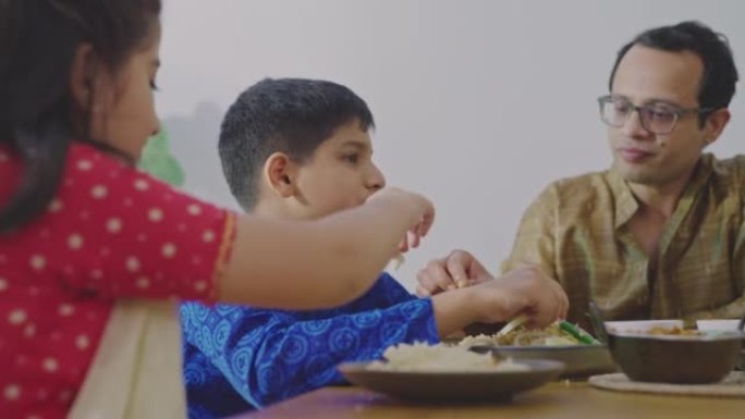 印度家庭在家吃晚餐。