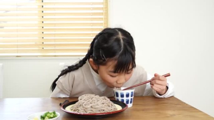 小学女生在家吃自制荞麦面