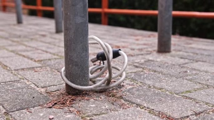 被盗自行车断锁电缆连接到金属自行车立杆上