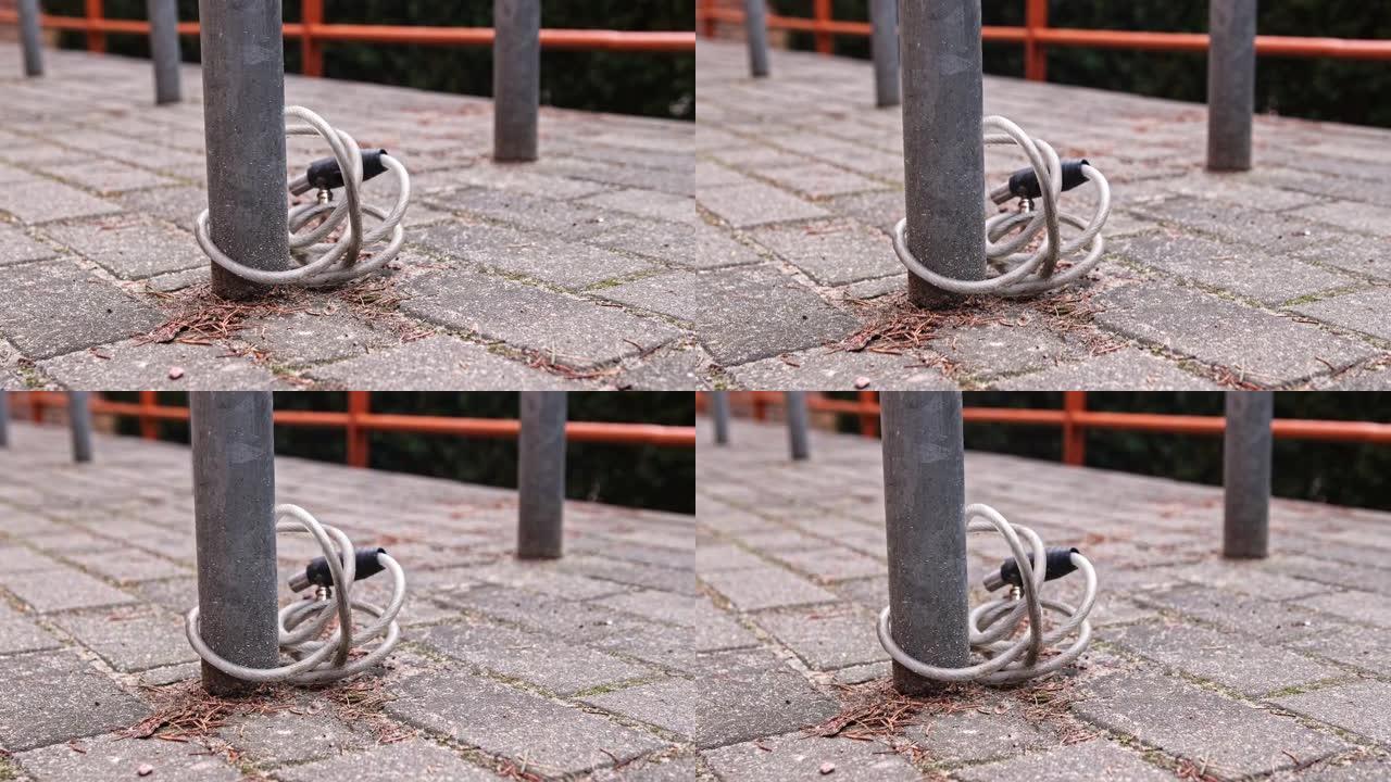 被盗自行车断锁电缆连接到金属自行车立杆上