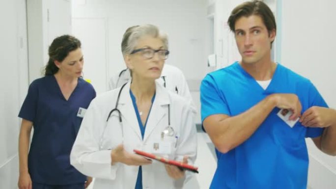 医生和护士在医院讨论患者病例