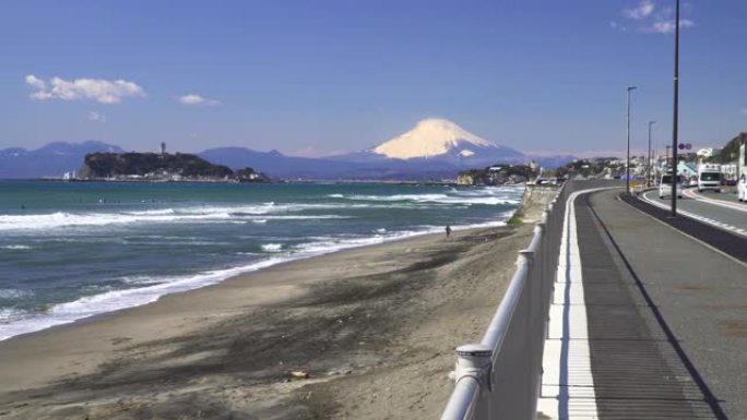海边的人行道。富士山、江之岛和海浪