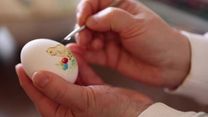女人在幻想鸡蛋上涂上水彩的过程。为复活节彩蛋节做准备的女性。特写。视频50fps