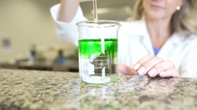 用玻璃棒在烧杯烧瓶内混合两种液体