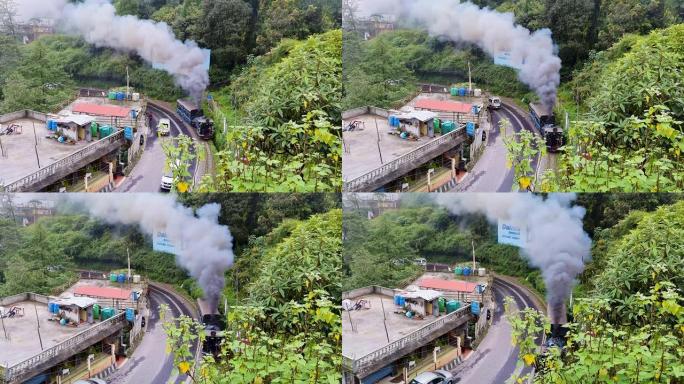 老式传统玩具火车早上从角度在窄轨上运行