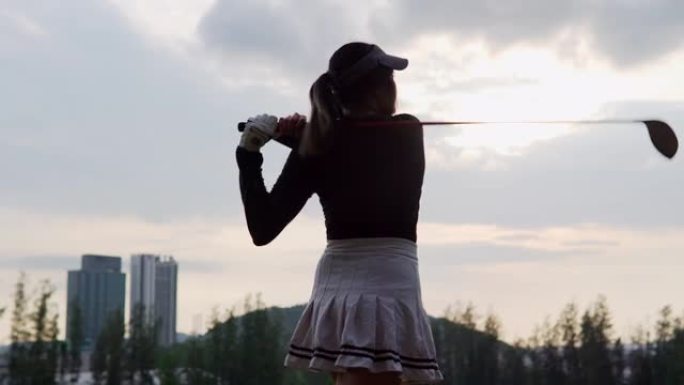 高尔夫比赛前手持俱乐部训练运动女士。