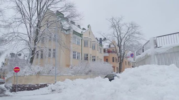 强烈的暴风雪过后，积雪覆盖的街道