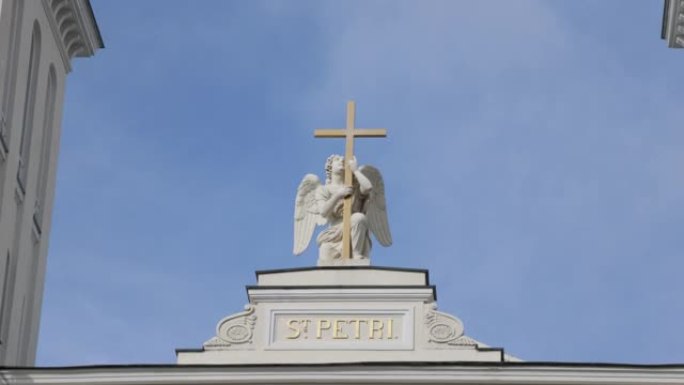 带十字架的天使雕塑。彼得和保罗主教座堂，Petrikirche