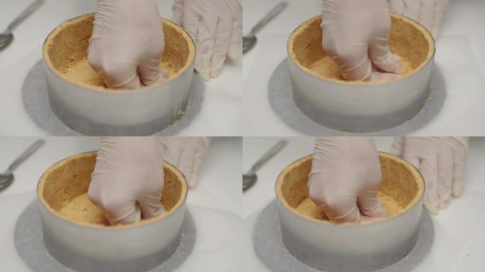 糖果手放在手套烹饪底座上，用于铝制芝士蛋糕。慢动作的面包店过程。