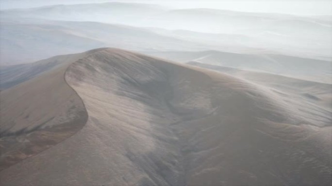 雾中的红沙沙漠沙丘
