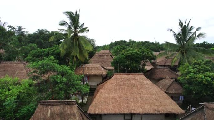 萨萨克·恩德村庄从上面看龙目岛。传统村落