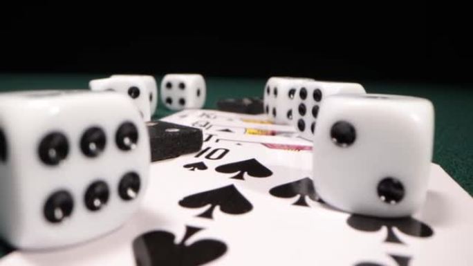 收集扑克，骰子，牌组，皇家黑桃和心牌，在绿色21点桌上，赌博。近景微距拍摄。在线赌场赌博