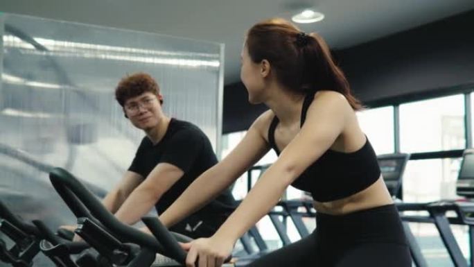 年轻女子在健身房与朋友一起锻炼