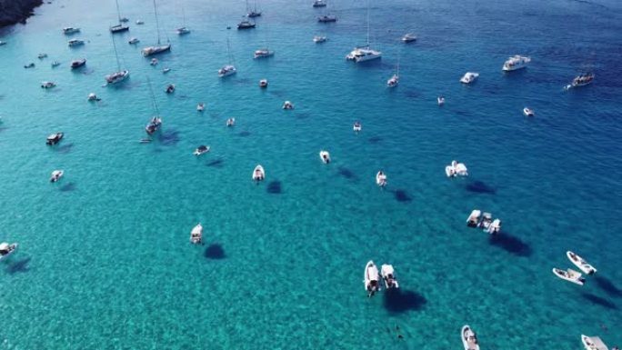 许多船停泊在法维格纳纳岛的一个海滩Cala Rossa