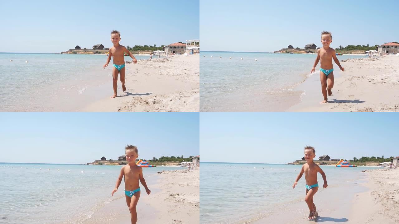 在阳光明媚的夏日，头发浅的男孩沿着最纯净的蔚蓝大海的海岸行走