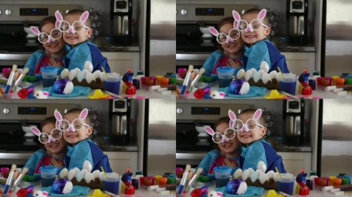 孩子们在家里的厨房里装饰复活节彩蛋