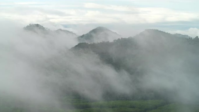 泰国宋卡府纳塔韦市宽隆山，晨间美景金光日出和薄雾在高山上流动