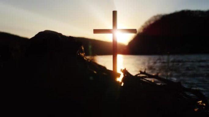 平静的湖耶稣基督的圣十字，海浪，云彩和神秘的光芒