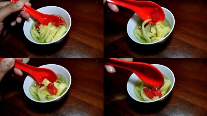 水果冰放在一个小碗里，当打破快餐时，瓜果冰和糖浆