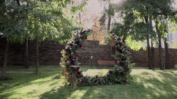 天然鲜花仪式的圆形婚礼拱门
