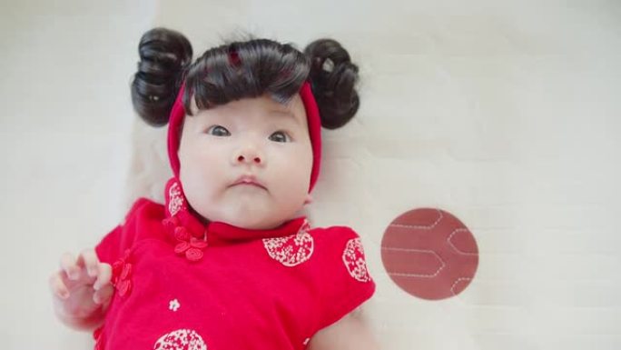 肖像可爱亚洲新生女婴中国传统红色服装，节日概念春节