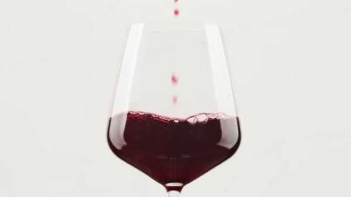 红酒形成美丽的波浪。酒杯中倒入酒杯中的葡萄酒