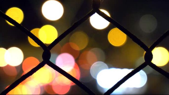通过高速公路立交桥上的铁丝网围栏的高速公路交通的波克灯。