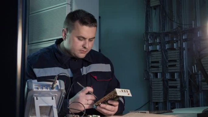 成年男性忙碌专家使用特殊设备在工厂工作场所穿着特殊制服工作